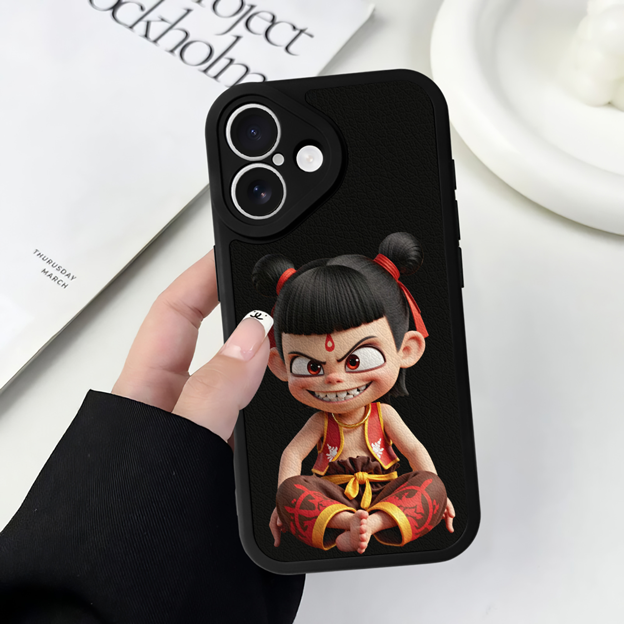 （画像用） Ne Zha 2 ナタ 魔童の大暴れ 【iPhone 16シリーズ対応】シリコンスマホケース（レザー調） 材質：シリコン